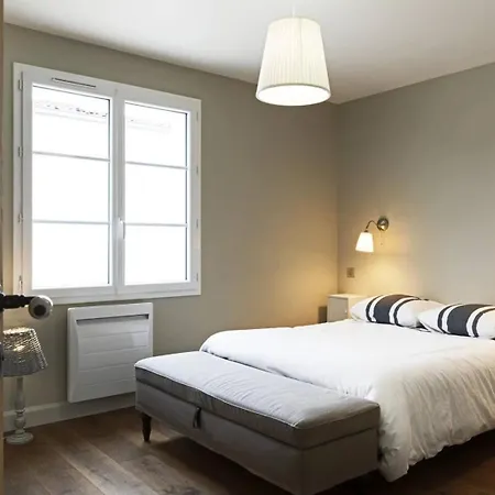 Mia Sainte-Marie-de-Ré